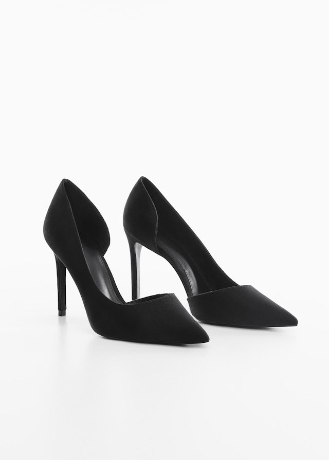 Asymmetrical heeled shoes