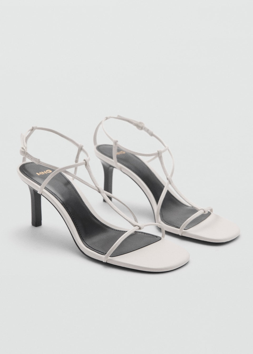 Criss cross straps sandals